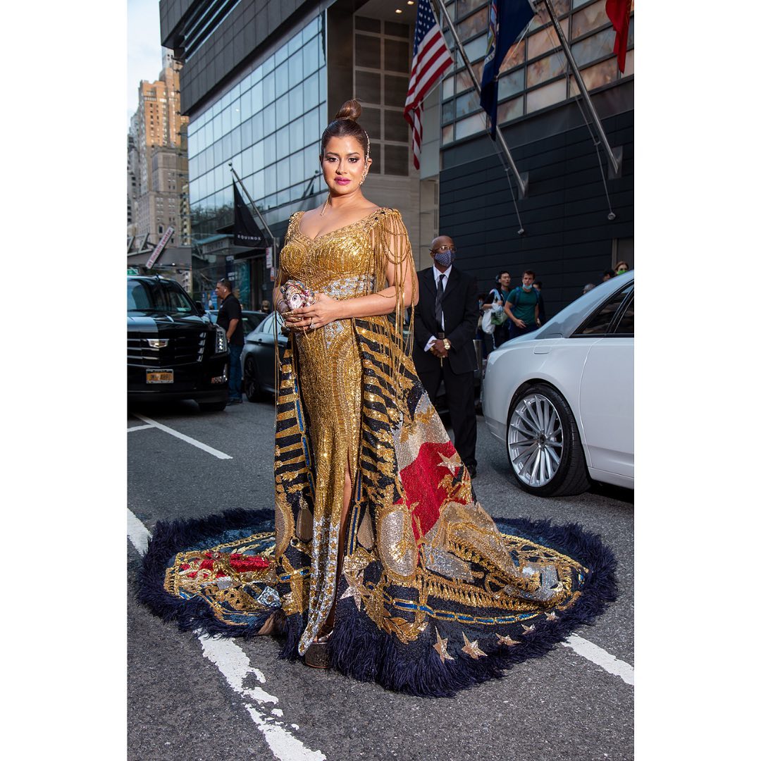The sleeveless gown featured strings of golden chains dangling from the shoulder