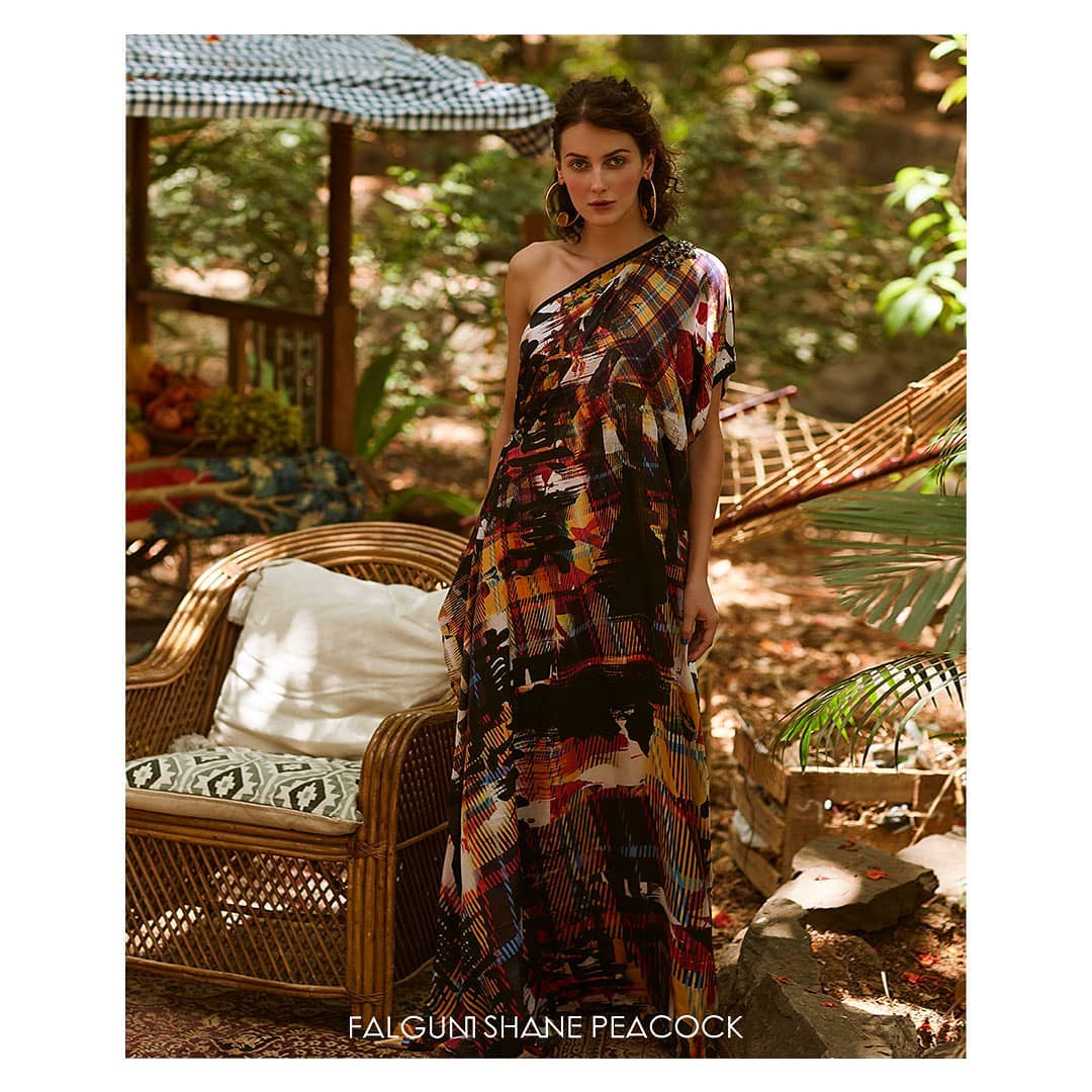 When it comes to boho maxi dresses for women, there are ample ways to style the look