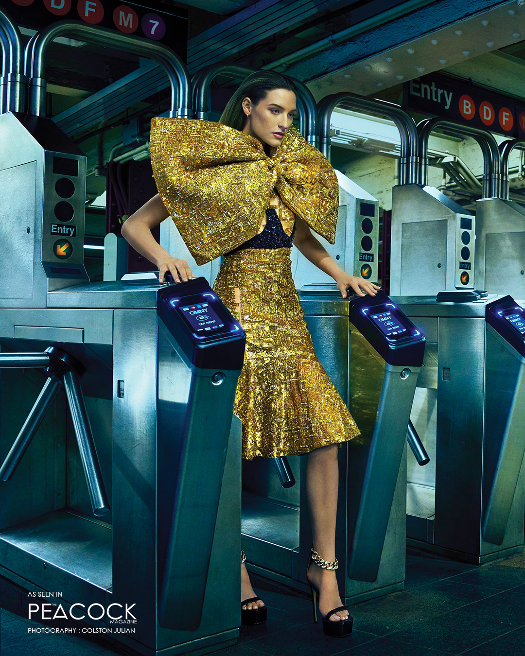 GOLDEN SHORT DRESS WITH SEQUINS AND BOW ACCENT