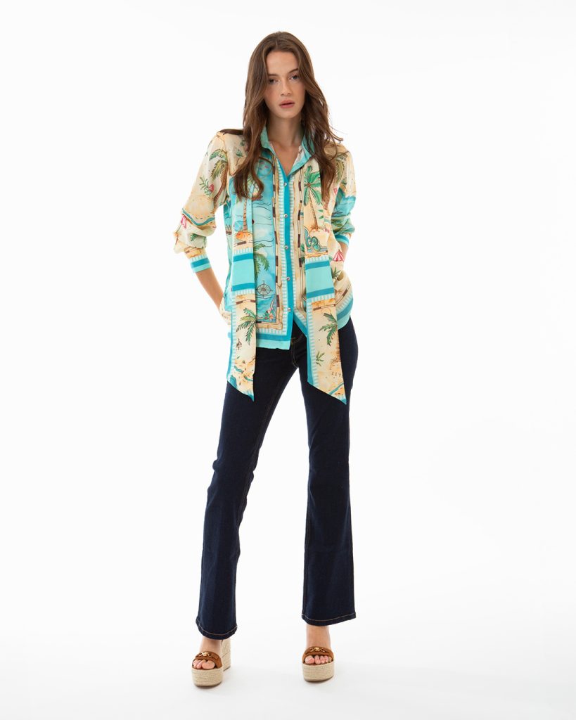 How-to-wear-oversized-button-up-shirt-with-a-half-tuck-and-blue-jeans